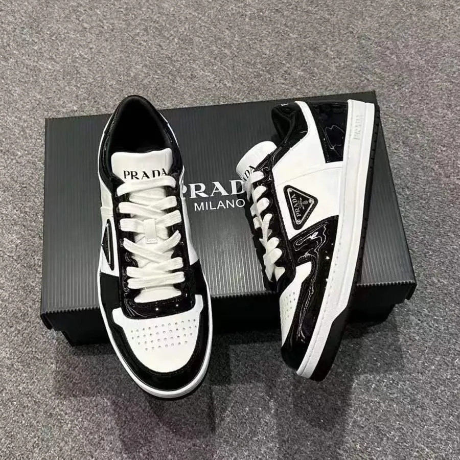P380 black patent leather 38-45 Prada Prada’s new men’s genuine leather sports shoes, the highest version on the market, any comparison is welcome🆚! The original leather has excellent texture and is super high-end! Fetal sheep net lining imported from Italy, removable pad! Luxurious materials and fine workmanship, highly recommended!